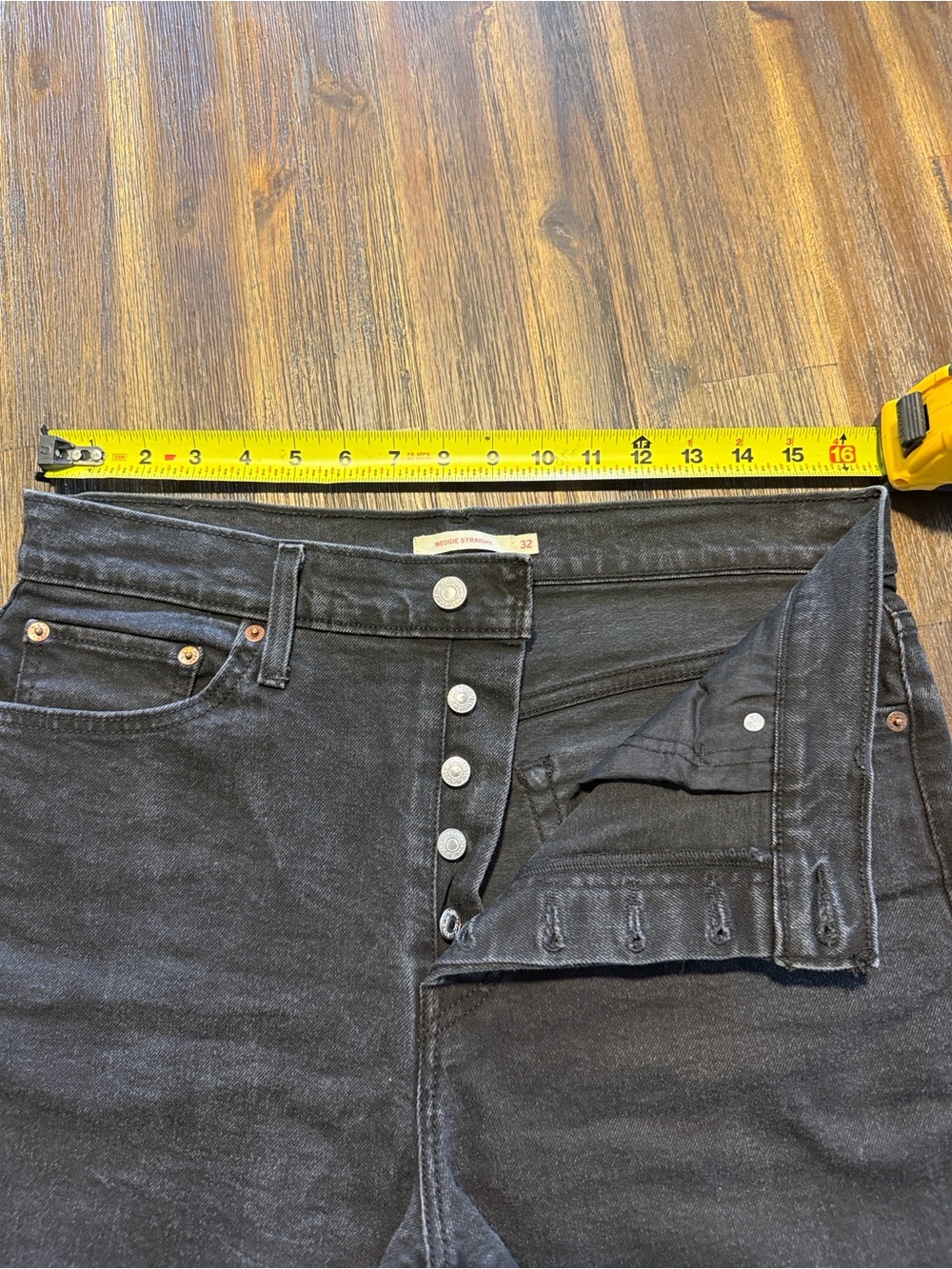 Women's Wedgie Levi Jeans in Black